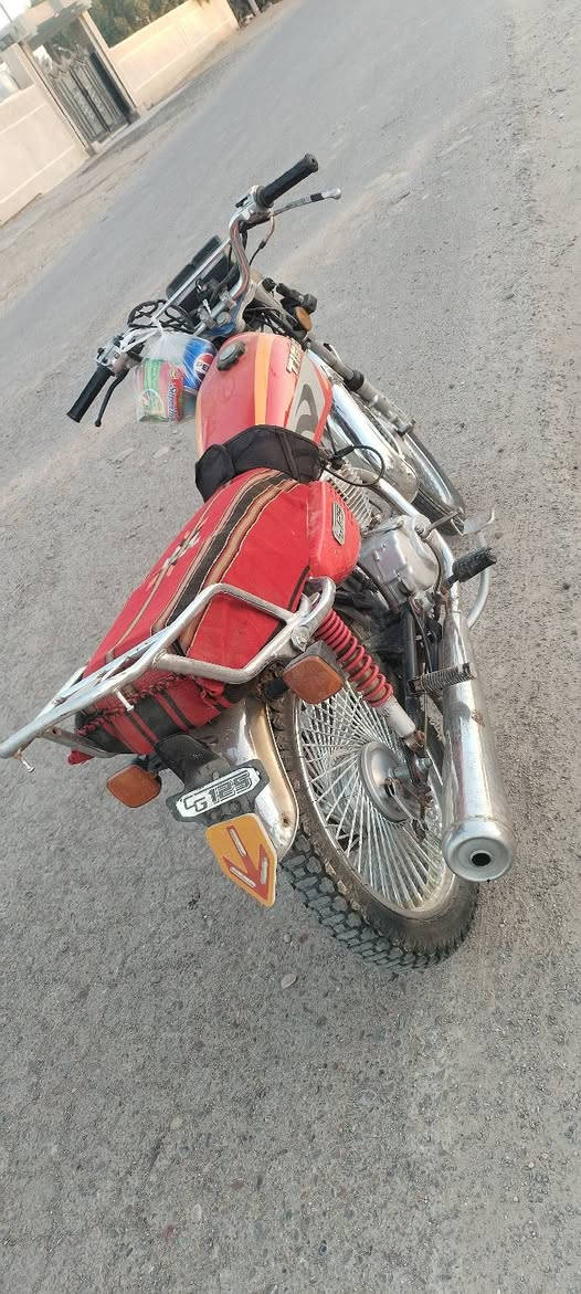 السلام عليكم
تايكر 4 گير موديل 23
الله شاهد تارگها مااطلع بيها مغطيها وعايفها
غراضها كلها جدد رايدها بـ300 وبيها مجال بسيط
مكاني البياع الدوانم هـ ***********
