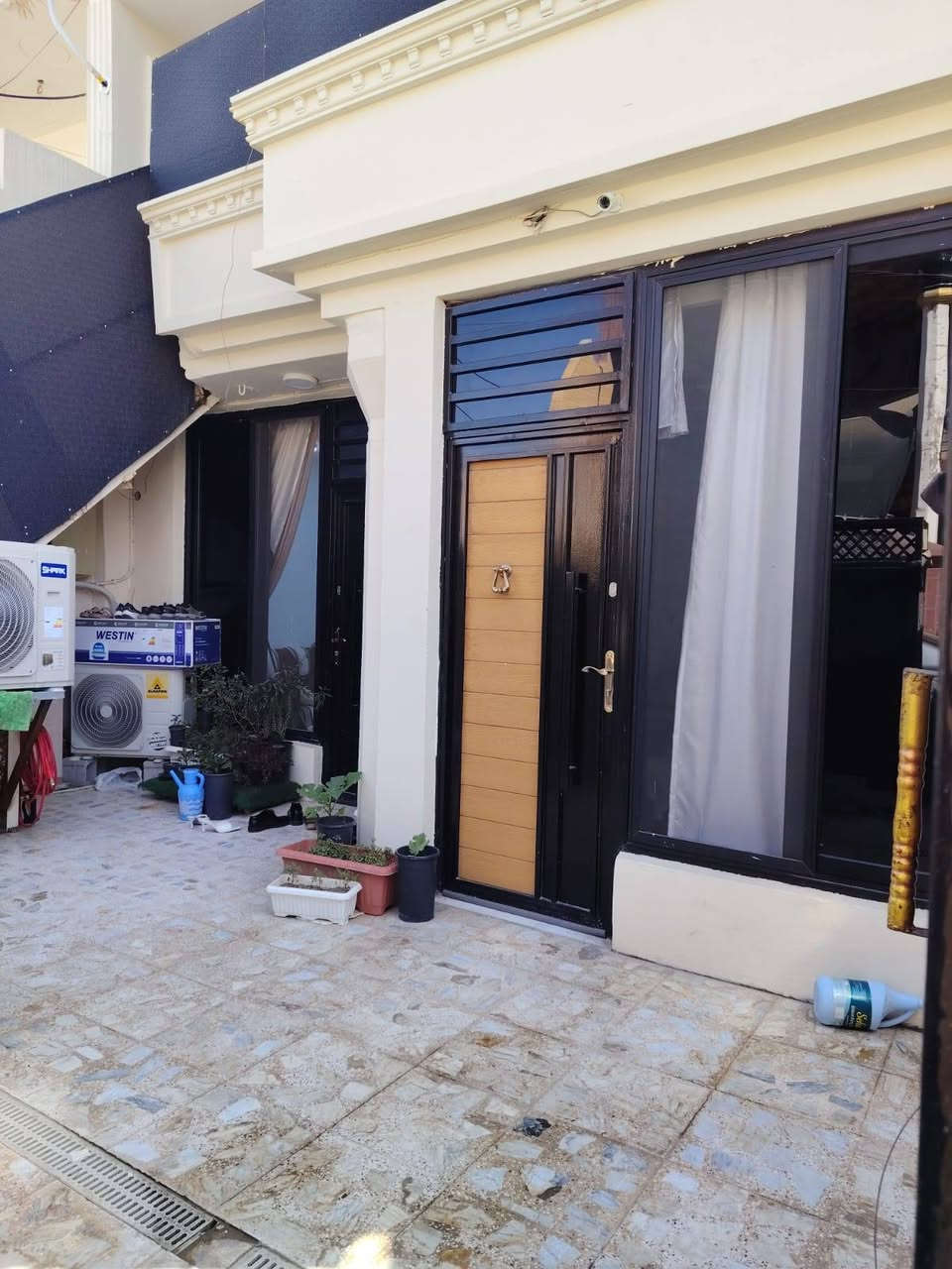 بيت للبيع الشباب قرب محل ابو مخلص وزاهر  مساحته السند ١٧٠ متر طابقين الطابق الأرضي يحتوي صحيات خارجي وهول واستقبال  وغرفة نوم ومطبخين حار وبارد اضافه إلى ترك خلف الدار  ١٢ متر ومنور جانبي ٨٠ سم الطابق الثاني يحتوي على مطبخ وهول داخلي وصحيات وغرفة نوم كبيرة جدا هي بالأصل كانت غرفتين وتم فتحها على بعضها جدار معزول من داخل مع باب داخلي يوصل إلى الطابق الأرضي مع درج خارجي مع الباب مع سطح مطبك شتايكر ملاحظة كل طابق معزول من حيث ماء والكهرباء السعر ١٨٠ مليون وبيه مجال بسيط رقم الهاتف ***********
