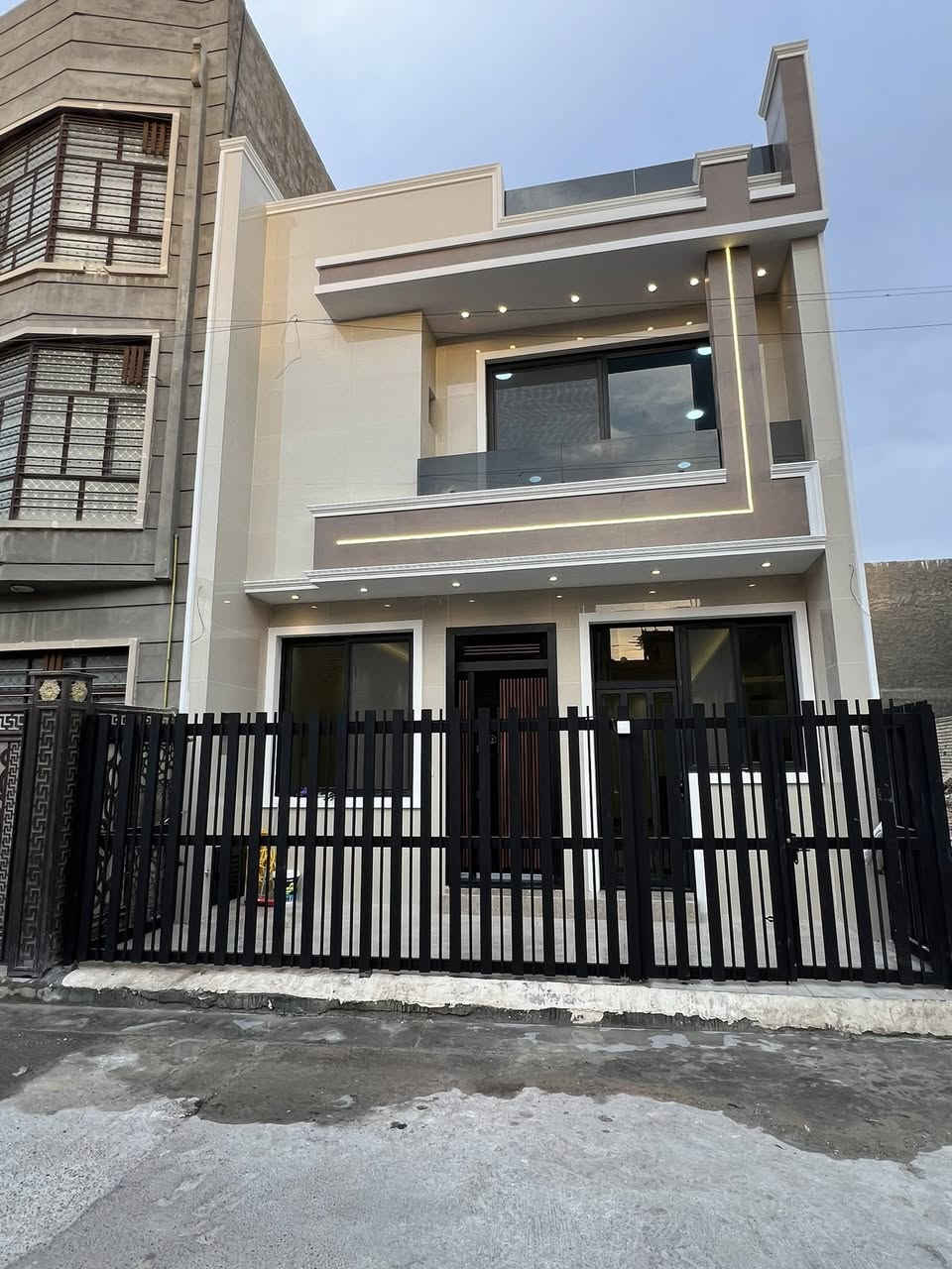 100 متر للبيع واجهة 6.66 ونزال 15 
يحتوى على 4 غرف نوم سويت 
واستقال ومطبخ وهول عدد 3 
حي الجهاد المسائله والعداله قرب مجمع النسيم 
للاستفسار اكثر 
***********
