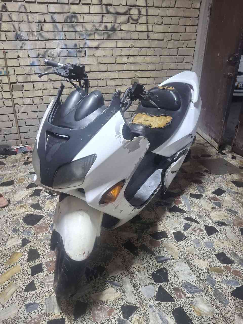 سلام عليكم دراجه 
فورزه 06 للبيع 
تفاصيل كفرات نكلبت وتفلشن 
سويجه ضايع 
والقيش مكطوع 
دراجه شغاله كلشي مابيه 
رقم
 ***********
سعر 400 بيه مجال
