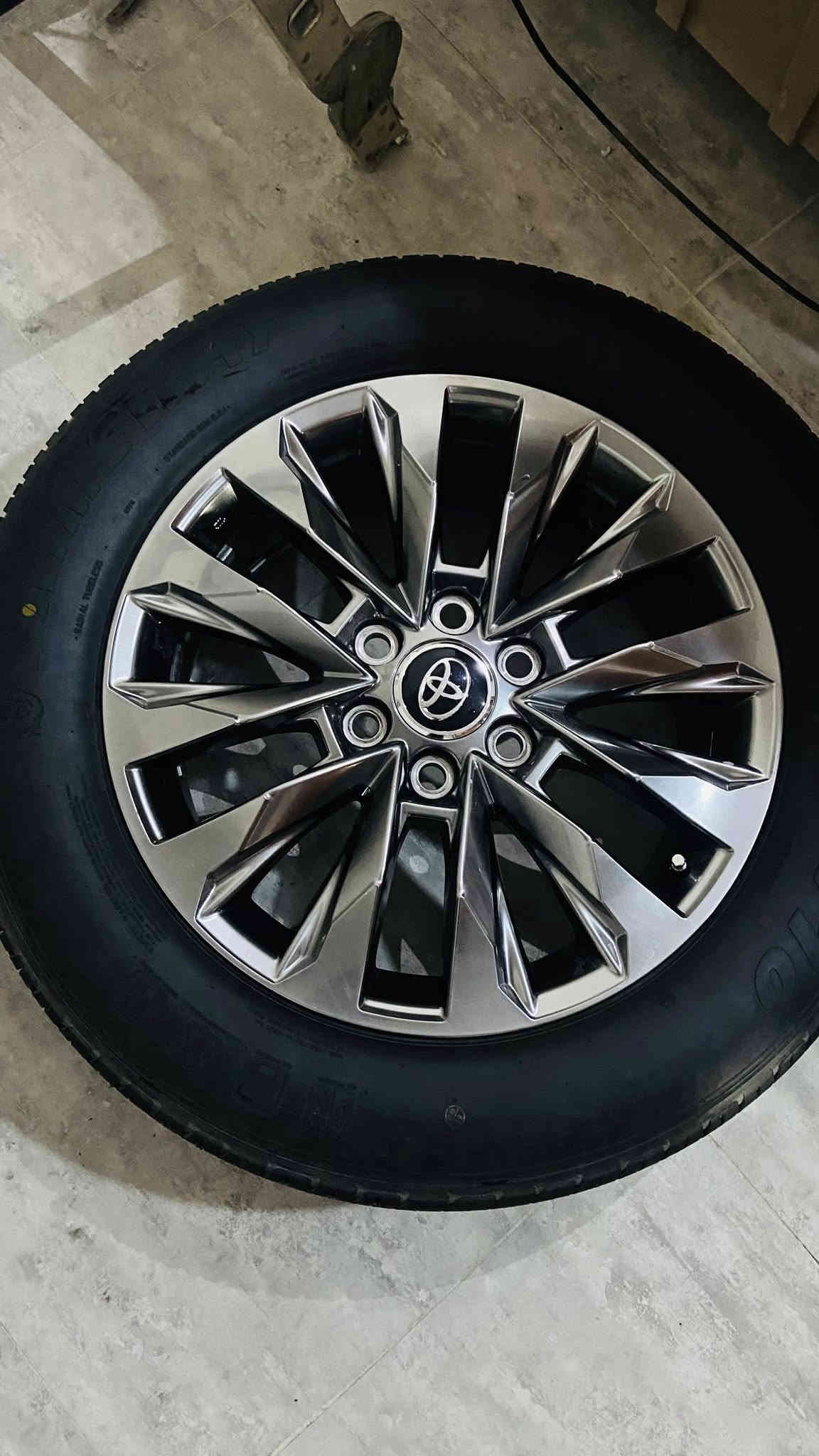 السلام عليكم اخواني عندي ويل لاندكروز اصلي مو تجاري ياباني اصلي جديد كلش  هو ويا تخم تاير (التاير صيني) بس خوش نوعيه 
السعر 16 ورقة وبي مجال بسيط للاستفسار  

 ***********
