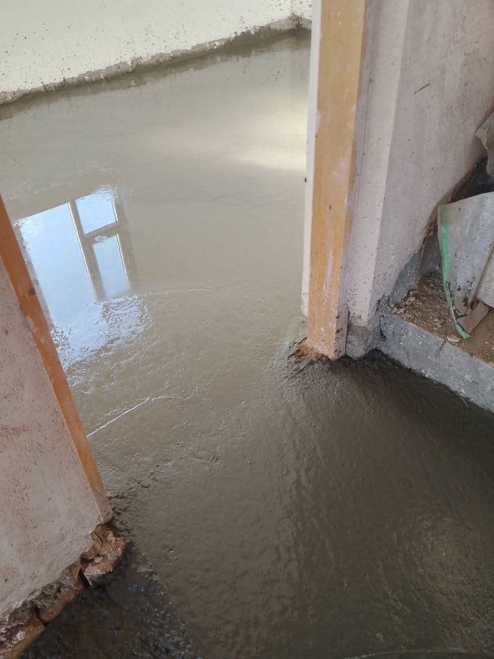 السلام عليكم صب ارضيات خباطه درجه اولى والتزام بالموعد وهذا رقمي كافه محافظات العراق في الحله صب ☎️ واتساب سبيس وحدل وتنظيف ***********
