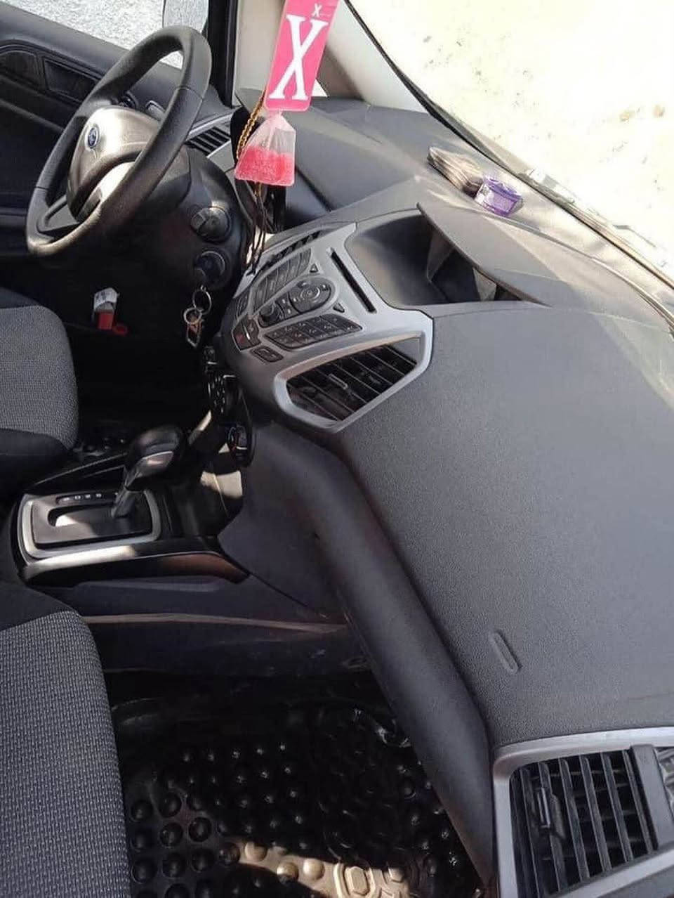 فورد امريكي 2015 
مواصفات عاديه 
بيها قطعه وحده فقط بنيد 
ماشية ٧٧ ميل 
السعر 95$ وبيها مجال
*********** بغداد, العراق
