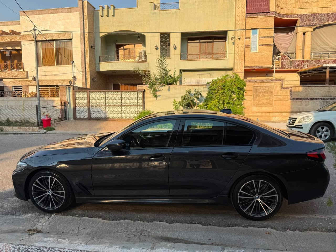 BMWموديل 2021 فول فول مواصفات داتاشو كوشين700كاميرا 360پلة 5كاميرا وة حساس 360پلة و رادار و سماعة هارمان كاردون سيارةكة كامل كراوةتة ئيم پاكيج  وة تازة كامل سيرفزي شةريكةي بو كراوة يةك دينار مةسرفي تيدانية لةسةر وةزعي شةريكةي خوي ماوةتوة بةشةرت لةگةل صفريك فةرقي نةبيت سيارة لة يةكةم دةستةوة لاي خومة وة بةناوي خومة زور كةم بةكار هاتوة هةموو سيرفزيكي لةشةريكة بو كراوة وة گيرو مةكينة و كارةبايات و تةقةو رةقة تةنانةت چركةش بةشةرت سةيارةكة سيارةكة يةك بست لة چاملغي وة توزيك لةبونيتي بوياغة بي ژوري پشت و پيشي ناو دةركةو تةنيشتةكاني و هةمووي كةبسة بةشةرت نوقتةي نةبيت دةعمةكةي زور زور خةفيفة رةقم شانسيم دانةوة 
سعر:-285$
ژ.م:-*********** أربيل, العراق
