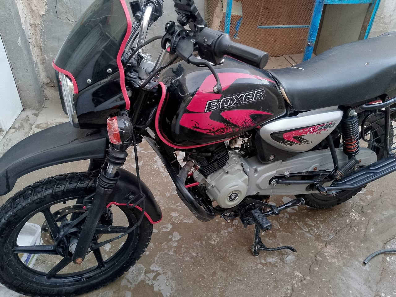 السلام عليكم بوكسر للبيع موديل 2022 اوراق اصولي مكينه خير من الله لا تنقيص ولا تبخير دراجه ما متعوبه ومانقصها شي  كهربائيات كلها شغاله تايرات جدد بيها شلعه شك لكاع مكاني حله ابو خستاوي السعر 900 وبيها مجال حك جيه الاستفسار علا هاذه الرقم ***********
