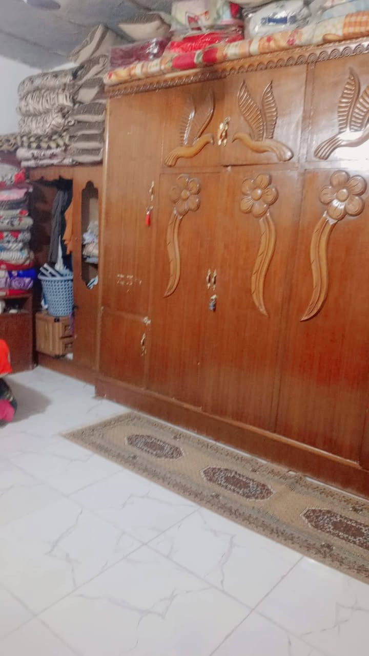 دار للبيع براكيه شارع المعمل المساحه 100 متر غرفه وصاله ومطبخ وحمام والبراني بس صاعده والشارع تبليط السعر: بـ 16 وبي مجال للاستفسار الاتصال على الرقم التالي ***********
وتوجد عرصه للبيع وسعرهه بـ4 ونص قرب الدار مساحتها 100 متر
