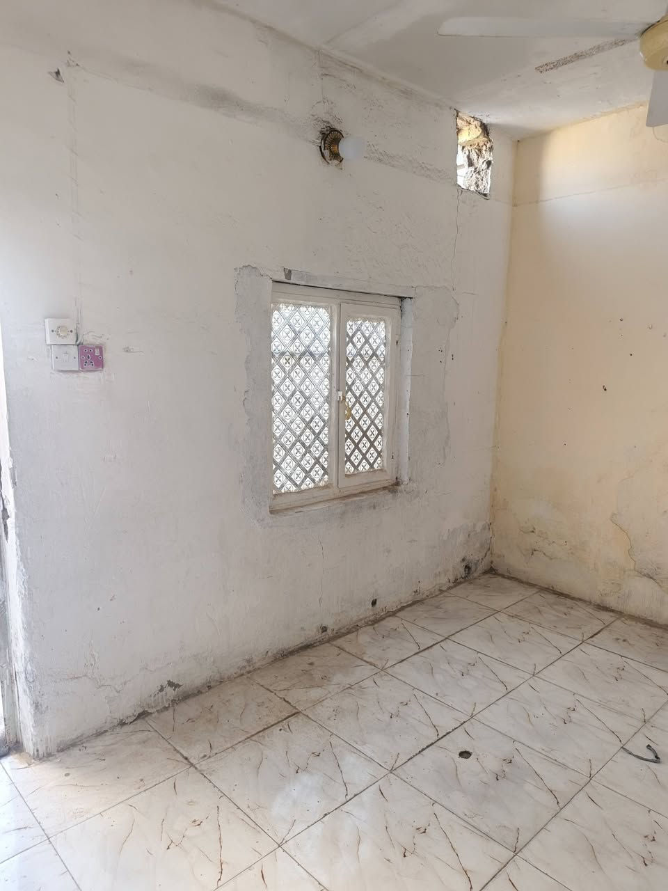 السلام عليكم بيت للبيع شارع اسواق الصدرين فرعي السكف عكاده شارع ماي مجاري كامل مشمول بكل الخدمات 
‏‪***********‬‏

