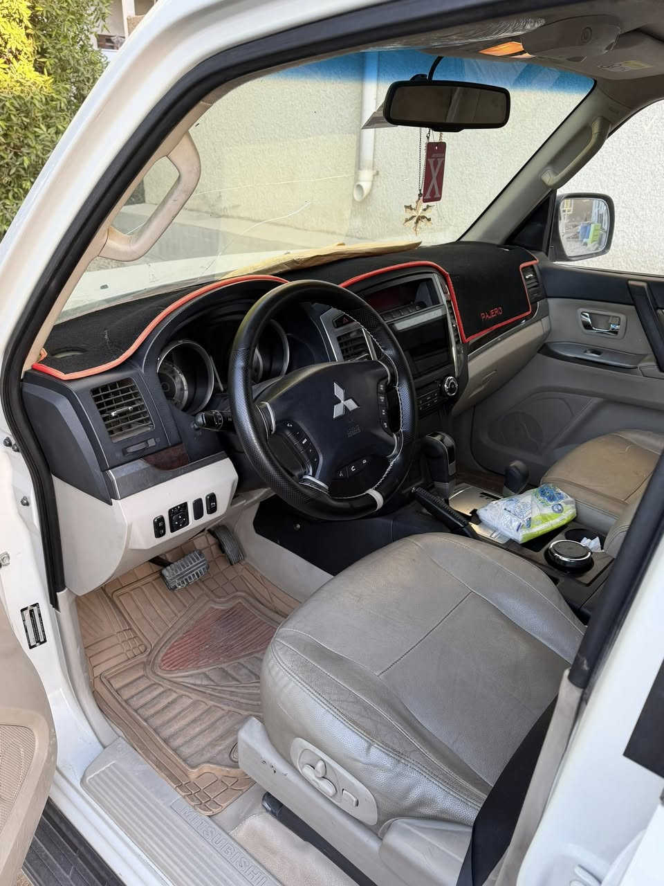 باجيرو 2015 حبتور فول مواصفات 
كراسي جلد وكهرباء 
تحكم ستيرن
لايتات زنون بلاد
شاشة اندرويد
دمام خلفي بلادي
فتحة سقف
محرك 3.5
مرايات شفط
تبريد 3 قطع
السيارة فول مواصفات ومعروفة مواصفات الحبتور 
بيها فقط نص البنيد مصبوغ اثر بطش بدون فتح وبدون معجون وبدون اي حادث وموجودة صورة الضرر 
***********
عنواني البصرة والسعر 195
