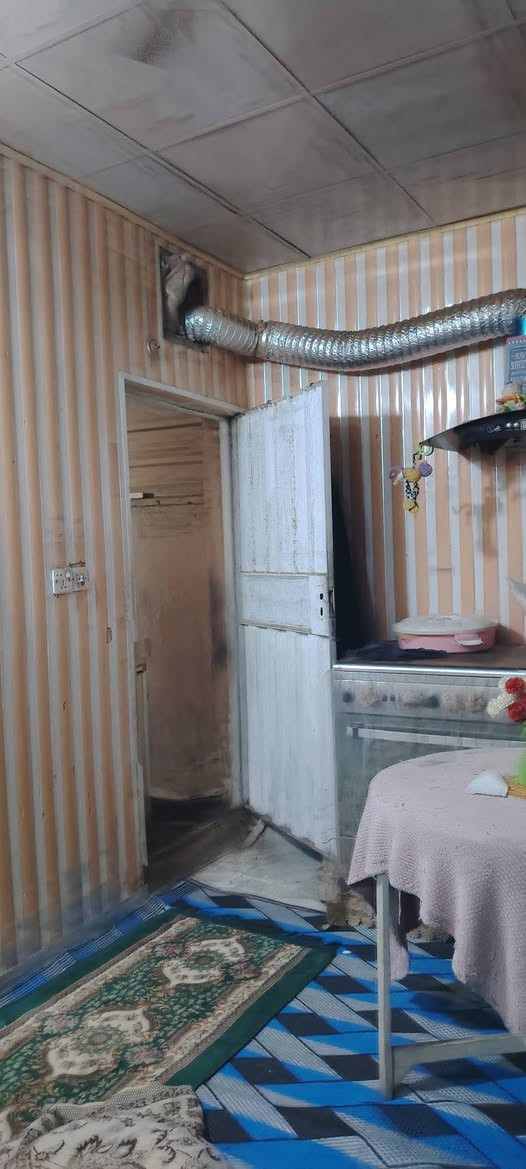 بيت للبيع 200 متر طابقين مسلح 5غرف وخريطه كامله صالتين حمامات
مطبخ حار وبارد 
خلف الادله جنائيه سعره 155 مع مجال 
*********** مستعجل على بعيته
