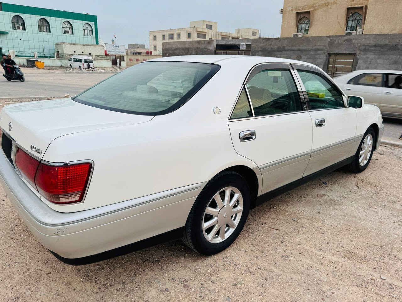 سيارة ملكة موديل 2000  شاصي 71 مكينه VVt مكينة وكير كفاله سياره احلى من الصور مداور ثاني يوم سياره اصوليه تبريد ثلج دكمتين بيها لغده مبدله للاتصال *********** مكان السياره بصره زبير
