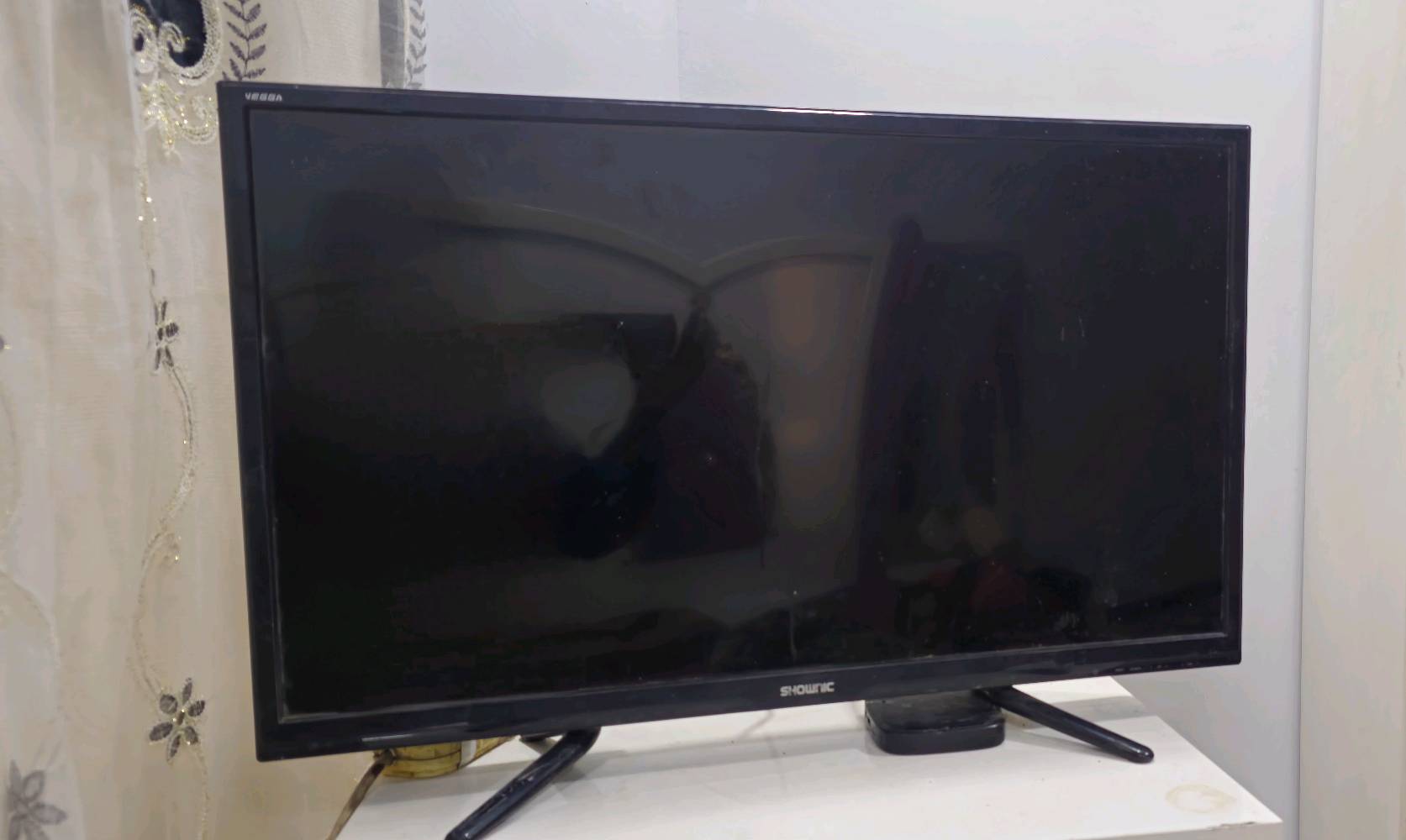 تلفزيون Shownic بحالة جيدة جداً، مع شاشة واضحة وملونة. مناسب لأي غرفة في المنزل. يرجى الاتصال للاستفسار عن السعر والموقع. متوفر للمعاينة في أي وقت.