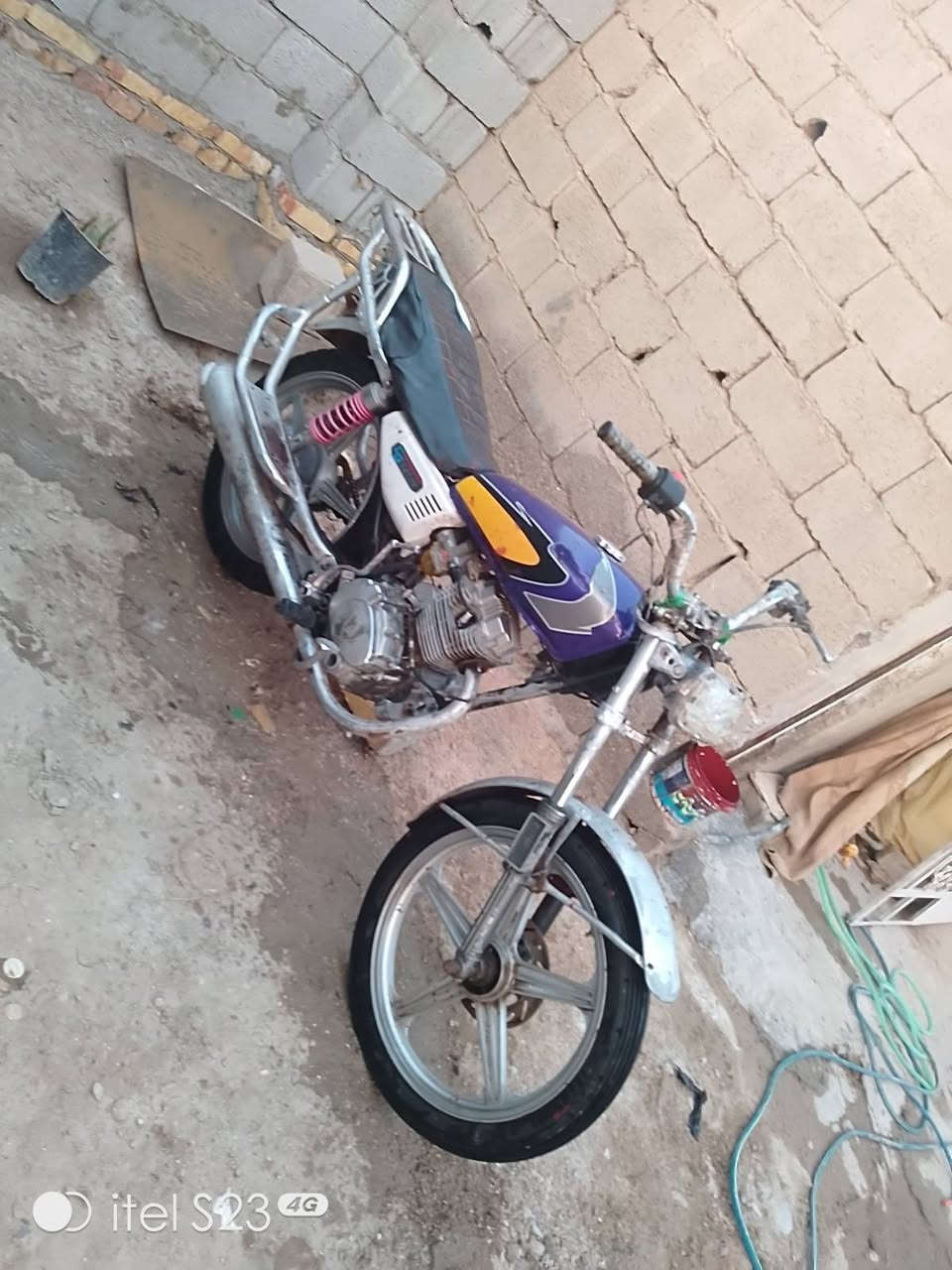 السلام عليكم 
عندي دراجه للبيع سافان 5گير محرك مجفت جديد الشاصي نظيف اوراق اصوليه الدراجه حيل نظيفه كهربائيات شغاله الدراجه عارضها ب250 ألف وبيها مجال بسيط مكاني بابل (***********)
