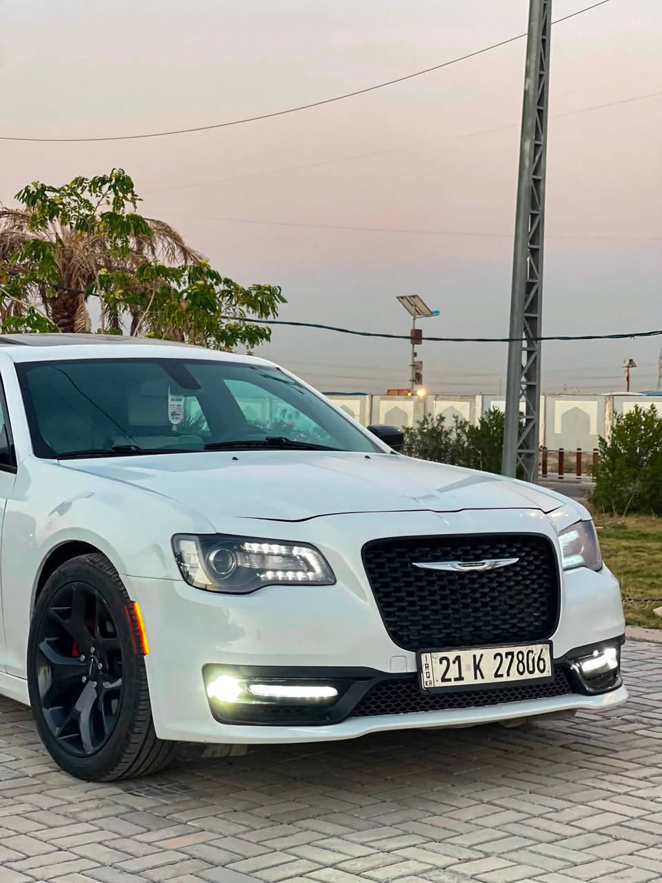 السلام عليكم إخوان.. للبيع شايب 🤍كرايسلر أوباما (Chrysler 300S) فئة S 🦅
• الموديل: 2018
• المحرك: 3600 V6 🚀
• الموقع: النجف الأشرف 📍
⚠️ تفاصيل الحادث  جاملغ وبنيد والجاملغ العكس تطبيع اشويه بدايت الشاصي جه وحده 
• الباقي مكفول بالكامل (كفالة عامة عدا المذكور) ✅
💎 المواصفات العالية (فول 1/1):
• 🌅 سقف بانوراما بالكامل
• 🔑 بصمة تشغيل وأبواب + شفتات ستيرن سبورت
• 💺 كشنات جلد شعار S (خزن ميموري + تدفئة وتبريد أمامي + تدفئة خلفي)
• 🕹️ ستيرن كهرباء + تدفئة ستيرن + تحكم كامل
• 📺 شاشة الكبيرة تدعم نظام كار بلاي (Apple CarPlay)
• 🦅 بجم عريض دبل لحية + سبايلر (دمام بلادي) ع الجُنطة
• 💡 بك لايت لد خلفي + لد أمامي عدسة داينمك متحرك
• 🪞 مري قلاب مع البك + بروجكترات ترحيبية بشعار كرايسلر بالأرضية
• 🛞 ويل توب فئة S بلادي أسود
السيارة مسرفسة وتوب النظافة وجاهزة وما تحتاج أي مصروف، ومثل ما موضح بـ صور
تفاصيل صور حادث خاص واتساب غير متواجد على فيس فقط على واتساب ول اتصال على رقم الهاتف 
📞 للاستفسار: [‭***********‬]
