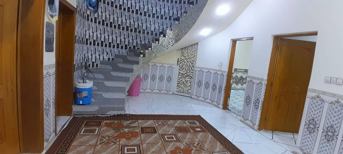 بيت للبيع أو مراوس بناء كونكريت المساحة 150متر واجهة 10والنزال 15   حديث سنة البناء 2022 موقع البيت الخشابة قريب دائرة المنشأت خامس بيت عن الشارع العام  يتكون البيت من غرفيتن وصالة وتهويات 2 وحمام داخلي وخارجي ومطبخ وبراني الطابق الثاني صالة وحمام زائد غرفتين وصالات للشبابيك للأستفسار  مراسلة واتساب السعر خاص***********
