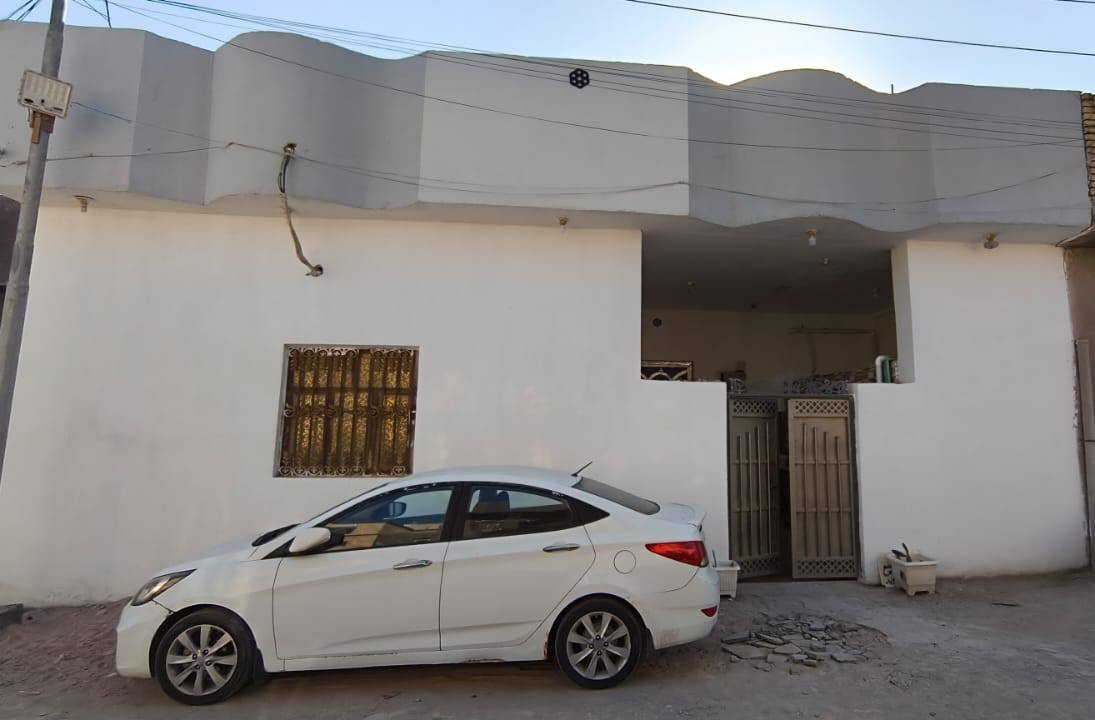 السلام عليكم ورحمة الله وبركاته دار للبيع مساحة ٢٠٠ متر  زراعي بي وصل تطويب شارع الشموخ مقابل جسر المشاة فرع البان الطائي يحتوي على غرفتين نوم صاله واستقبال ومنور صحيات خارجيه داخل بيت مشتمل نظام سويت يحتوي على غرفة نوم كبيره وغرفه صغيره  ومطبخ وصحيات مشترك  منور
الاتصال على الرقم الموجود واتساب ***********
