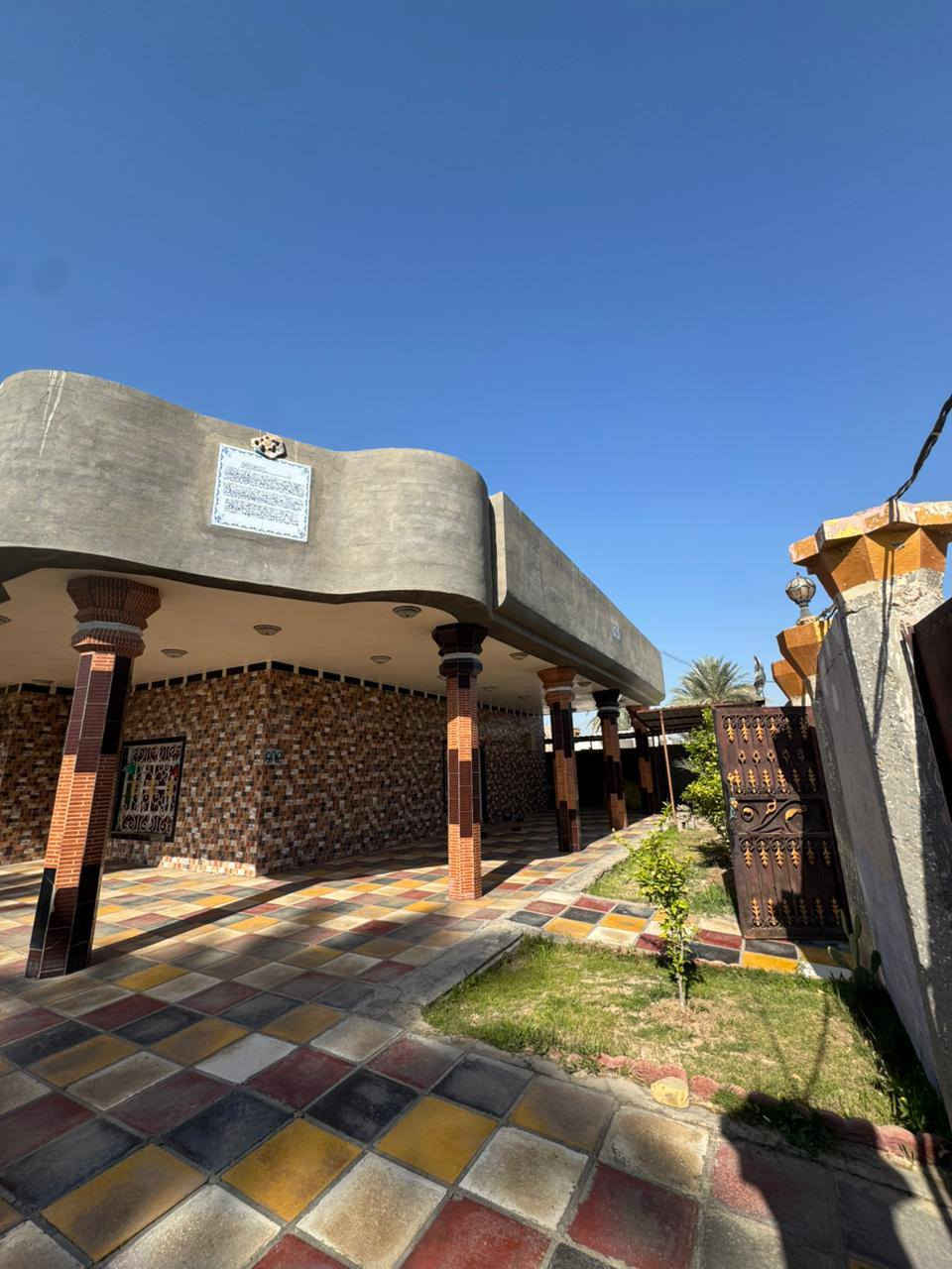 بسم الله الرحمن الرحيم 
دار للبيع مساحة ٩٢٠م٢ طابو زراعي سند(٢٥) في محافظة بابل ناحية المدحتية( الحمزة الغربي) قرية مشيمش يقع بين حسينية الصادق ع ومدرسة الرياض الابتدائية قريب على الشارع العام يبعد عن سكة القطار حوالي ٣٠٠م مواصفات البناء حديث مبني من الطابوق بالكامل عدى السياج الخارجي من مادة البلوك يحتوي على ثلاثة غرف نوم ومطبخ وصاله.  واسقبال. واسأله موجوده وكهرباء  وطني ومولد سحب الاستفسار على الرقم *********** والله ولي التوفيق
