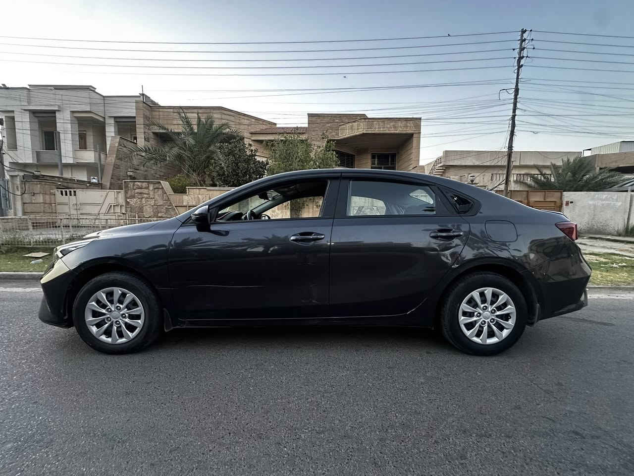 سيراتو موديل 2023
سياره لا تبديل لاصبغ بيها ضربات خفيفه موضح بالصور والسونار جديد مالتها محرك 1600 دوش 
مكينه وگير كفاله السياره ماشيه 70 الف كيلو باقي سياره بيها شخوط خفيفه 
راجع المنشور والصور على راحتك يلا تخابرني كلشي موضح كدامك 
السعر 155 بيها مجال 
العنوان بغداد ابو غريب
للاستفسار ***********
***********
الاثير بي واتساب
