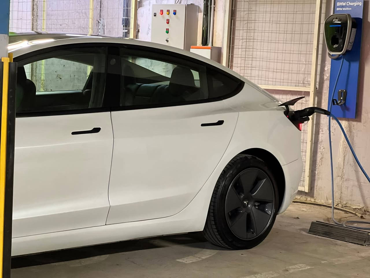 تسلا مودل 3 سنكل ماطور فول سيلف درايف اونلاين اخر تحديث 2023 بدون دواخل بدون ايرباك سيارة نظيفة ما ناقصها برغي مكاني بغداد العامرية السعر 17,000$ بي مجال بسيط
***********
