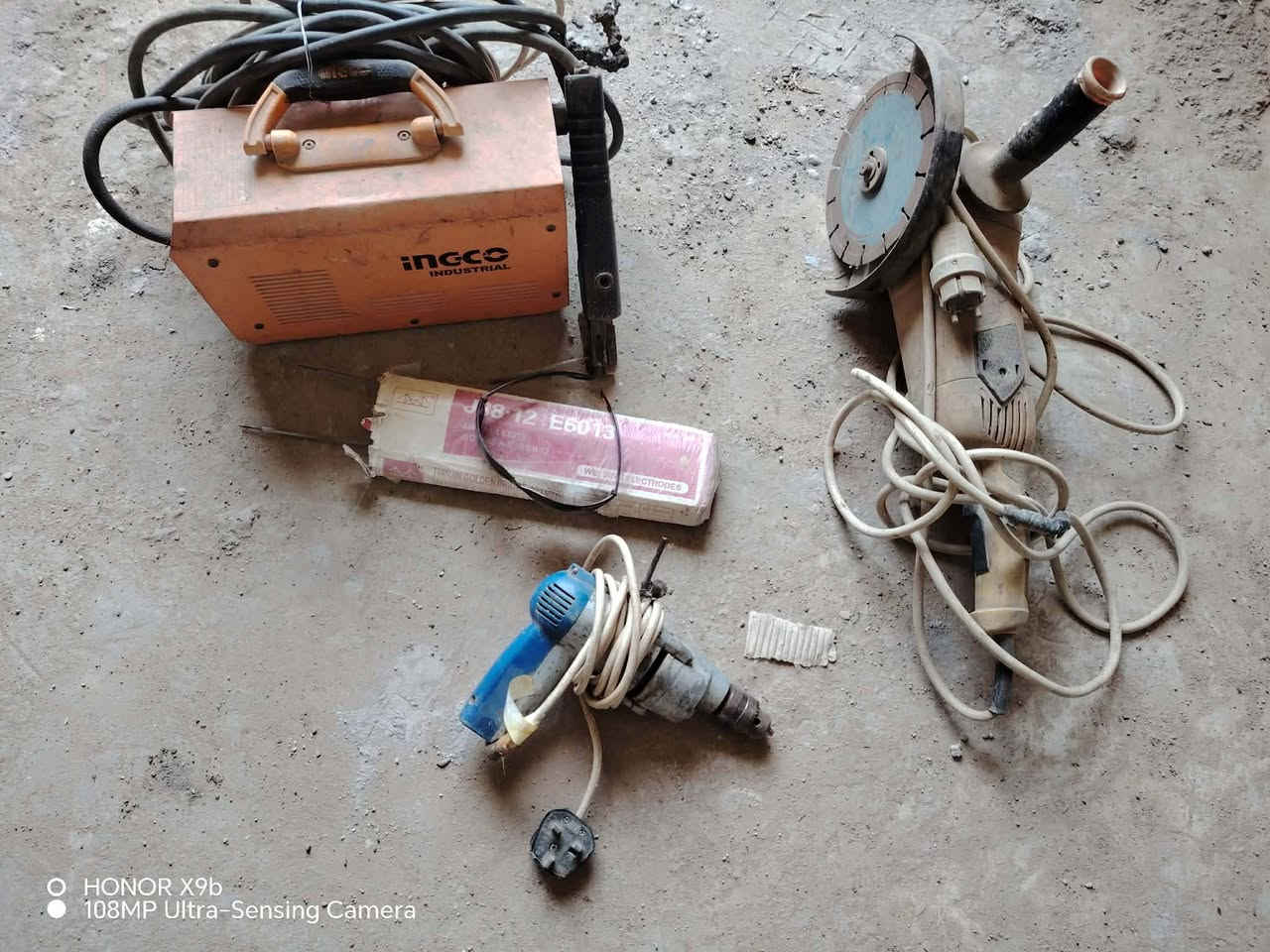 السلام عليكم
متاح ماكنه لحيم الكترونيه وكوسره طيارية نوع انجيكو اصلي ودريل فقط شد مع واقيه الكترونيه مع باكيت واير لحيم للعلم مكينة لحيم وياه واير 5 أمتار للعلم الغراض كلهن شرط الفحص والبيع شلع
السعر 200 وبيه مجال بسيط 
***********
***********
