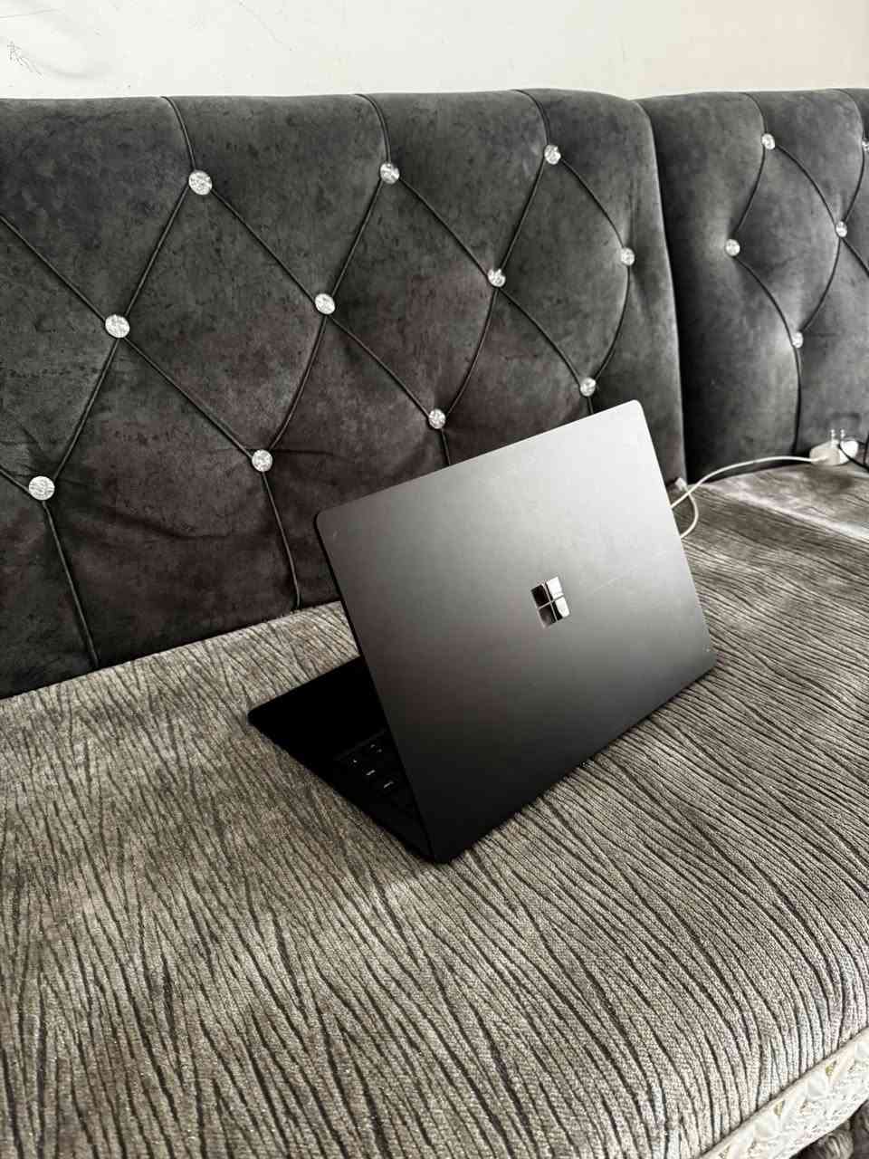 Surface laptop 3 13.5
بيع فقط 
Surface Laptop 3 
لمس 2k 
Core i7 1065  الجيل العاشر 
 رام 16GB DDR 4.
• **الهارد**: 256GB  قابل للزياده  SSD (سريع جداً).

• **كرت الشاشة**:  8GB Intel Iris Plus.
• **البطارية**: تدوم لفترة طويلة 6-8 ساعات .
• **المميزات**: تصميم أنيق، خفيف الوزن، وكيبورد مريح
مصنوع من  معدن ألومنيوم و جلد الكانترا الإيطالي .
بيع فقط 
السعر ٥٥٠  الف


**إذا كنت صاحب هذا الإعلان وتريد حذفه لأي سبب، رجاءا أرسل رسالة إلى الدعم الفني**
