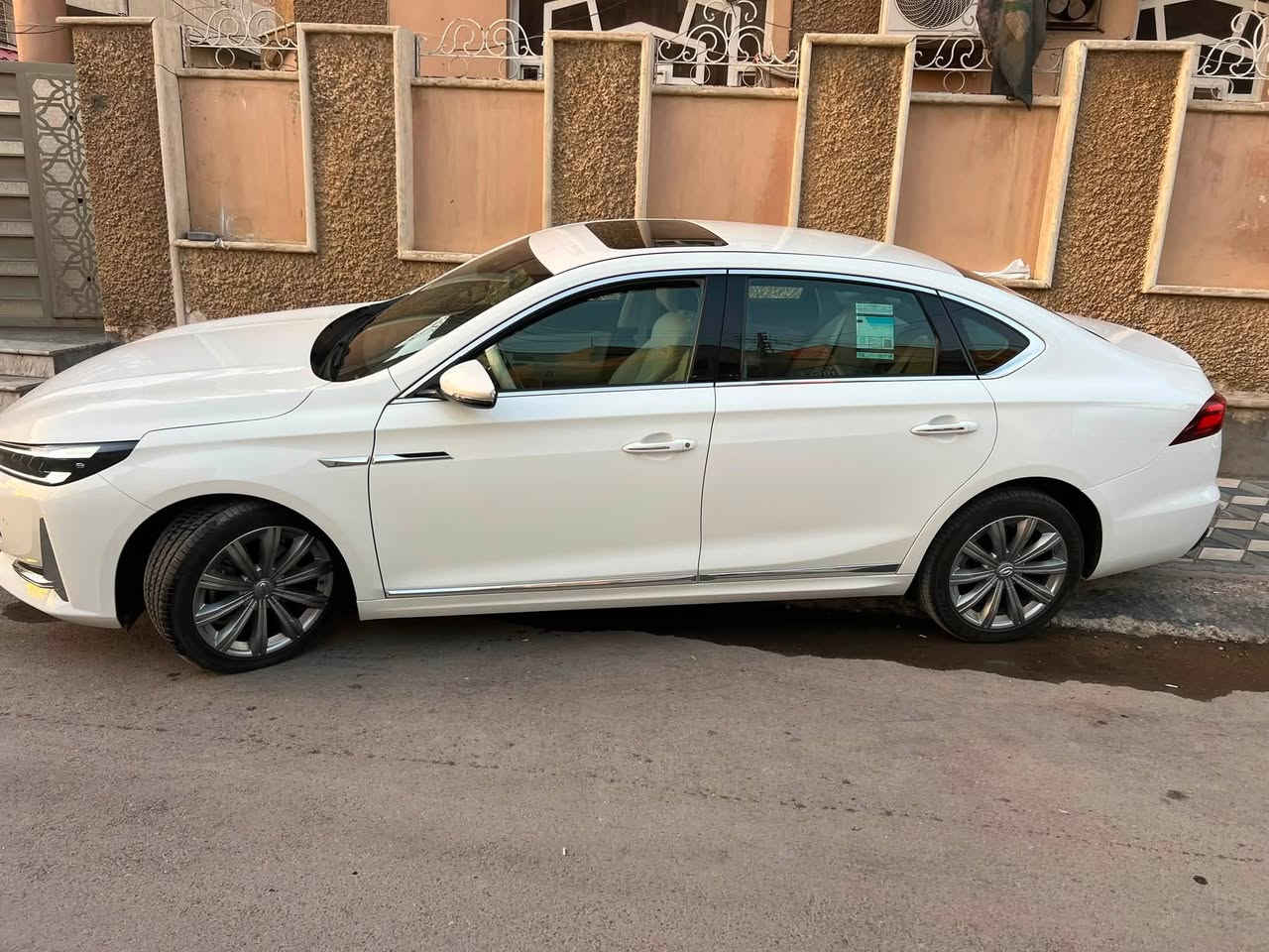 GAC GA8 
ملاحظه . رقمها مميز 
• الموديل:2024 ة: 
• المحرك: 2.0 تيربو
• القوة: 252 حصان
• القير: أوتوماتيك 7 سرعات
• الدفع: أمامي
• اللون: (ابيض)
• العداد:(20,000)قابل للزياده
.ضمان شركه عليها 
المواصفات:
✔️ بصمة تشغيل ودخول
✔️ تشغيل زر
️✔️فتحة سقف 
✔️ شاشة وسط + بلوتوث / Apple CarPlay
✔️ تكييف أوتوماتيك مزدوج + فتحات خلفية
✔️مقاعد جلد فخمة
✔️مقاعد كهرباء
✔️ كاميرا خلفية
✔️ مثبت سرعة
✔️ حساسات 
✔️ مرايات كهرباء
ABS + EBD ✔️
✔️ نظام ثبات إلكتروني (ESP) 
✔️ تحذير مغادرة المسار (LDWS)
✔️ نظام مراقبة ضغط الإطارات (TPMS)

السيارة نظيفة / استعمال شخصي/ ملاحظه بيها عل كد شبر بارد جاملغ خلفي فقط ) اقتصاديه جدا في صرف الوقود 
 
السعر (154)$وبيها مجال قليل 
 
📍 المكان: (بغداد البلديات )
📞 الاتصال(***********) واتس (0785114466)
