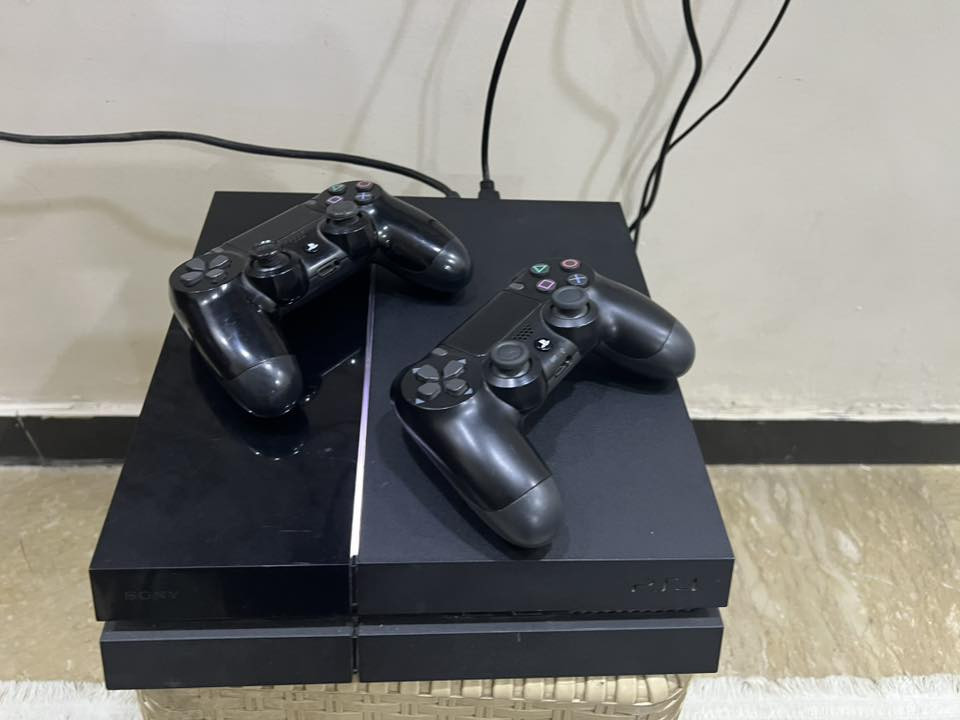 السلام عليكم
بلي فور اونلاين فات  500g
2-يدات وحده اصليه ووحده تجاريه
يوبي اس 850v يشغل شاشه مع بلي 
3-اقراض 
gta
fifa21النسخهالعربيه
Nfa لعبة سيارات 
ماداخل اي تصليح تجي تفحصه وتاخذه 
للتواصل واتساب
***********
سعره 170
