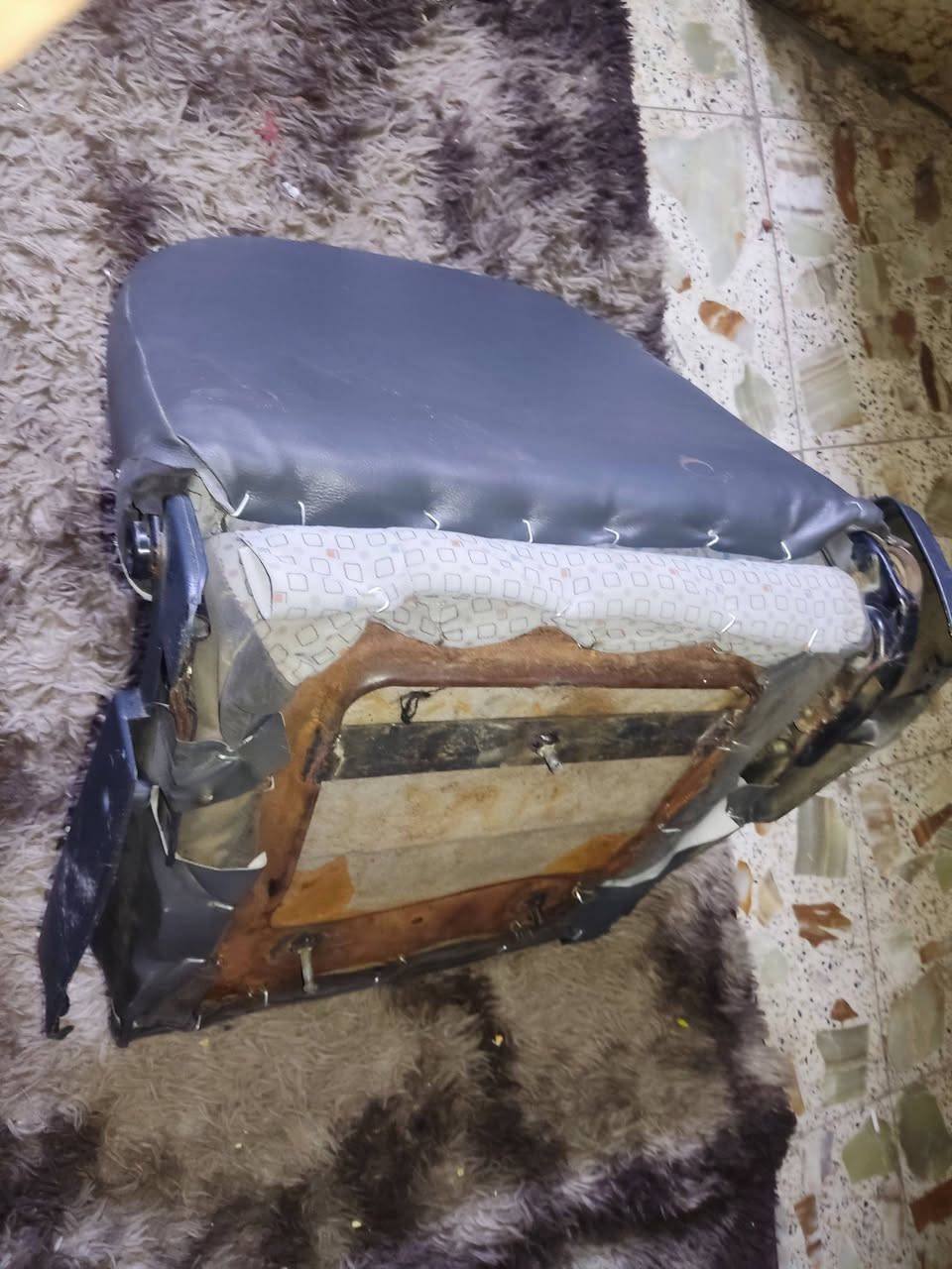 كشن للبيع يرهم يم باب السلايت
ويم السايق كامل وجديد 
***********
