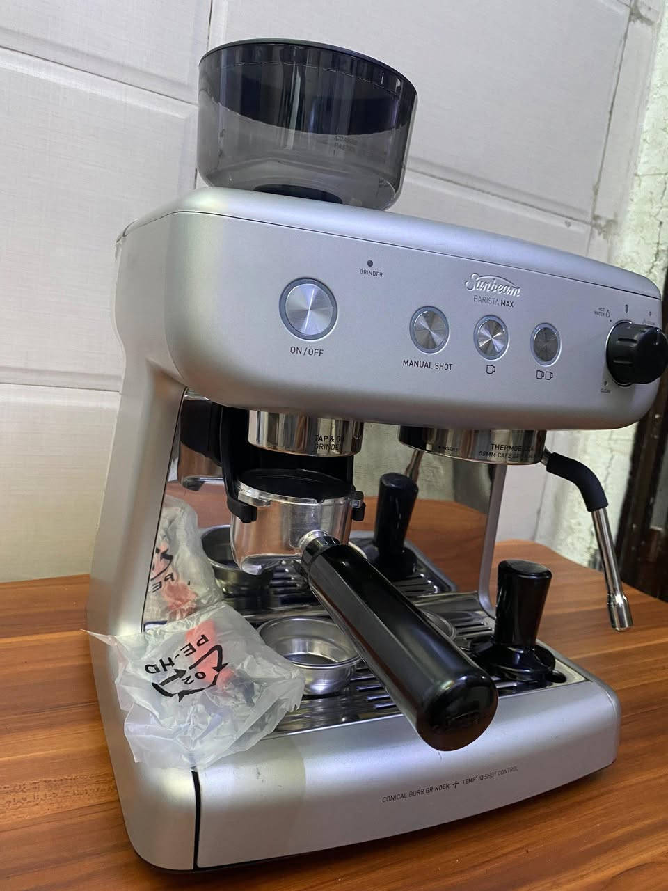 ☕ لا تبحث عن قهوة جيدة... اصنعها بنفسك.
ماكنة قهوه من عائلة البريفل 
Sunbeam Barista Max  ليست مجرد ماكينة  إسبريسو، بل تجربة احترافية تمنحك تحكمًا كاملًا بكل كوب. من طحن البن الطازج إلى استخلاص غني وكريما كثيفة ورغوة حليب مثالية، كل تفصيل فيها صُمم لعشاق القهوة الحقيقيين.

✨ أداء احترافي
✨ مطحنة مدمجة عالية الدقة
✨ استخلاص متوازن في كل مرة
✨ تبخير قوي لتحضير اللاتيه والكابتشينو بجودة المقاهي
✨ بورتافلتر احترافي بحجم 58 مم يمنحك ثباتًا أفضل في الاستخلاص وأداءً أقرب لمكائن المقاهي

اجعل ركن قهوتك يتحدث عن ذوقك... واستمتع بكوب يستحق كل رشفة.

📩 متوفرة الآن لدينا. راسلنا لمعرفة كافة التفاصيل. ☕🤎


**إذا كنت صاحب هذا الإعلان وتريد حذفه لأي سبب، رجاءا أرسل رسالة إلى الدعم الفني**