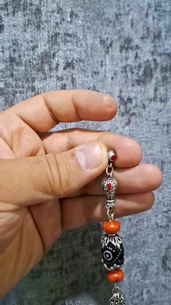 يا الله..  🤲🌹
كركوشه فضه عمل ممتاز مع مرجان اصلي ..💎
وزن الكركوشه 28 غرام… ⏱️✨
  
الشراي فقط يتواصل خاص ... 
ما راوس بيع فقط احبتي الغالين ...

 تواصل واتساب او على رقم ***********..
يوجد توصيل كافه محافظات العراق. 🚛...
