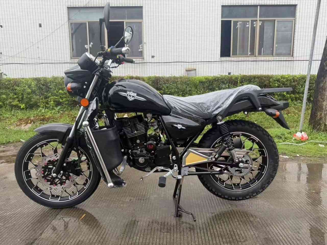 السلام عليكم 
تم وصول دراجه IRK موديل 26 مع توفر كامل قطع لغيار 
محرك 150 اقتصادي توفر الالوان ازرق /احمر /اسود 
للاستفسار خاص او الاتصال ***********
