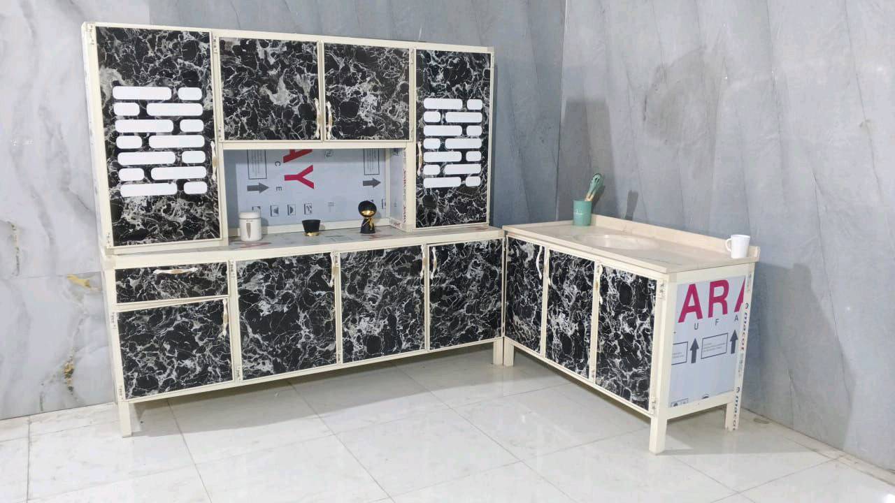 مجموعة كاونترات مطبخ أنيقة ومميزة، متوفرة في ألوان وتصاميم متنوعة تشمل الأحمر، الرمادي، الأسود والأبيض. مثالية لتحديث وتجديد مطبخك بإضافة لمسة عصرية وجذابة. تتكون الكاونترات من خزانة علوية وأرضية مع مساحة لحوض المطبخ.

كل كاونتر مصنوع بدقة عالية لضمان القوة والمتانة، ومصمم للاستفادة المثلى من المساحات في المطبخ.