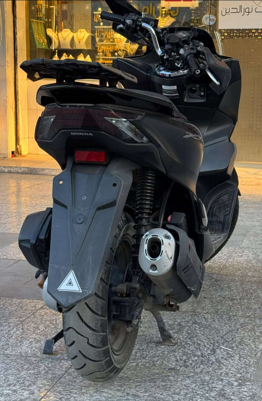 دراجة pcx فيتنامي 125cc
نطام abs للبريكات
جديدة جدا 
مابيها اي نقص ترايك محافظات 
السعر ١٨ بيها مجال للشراي
***********
