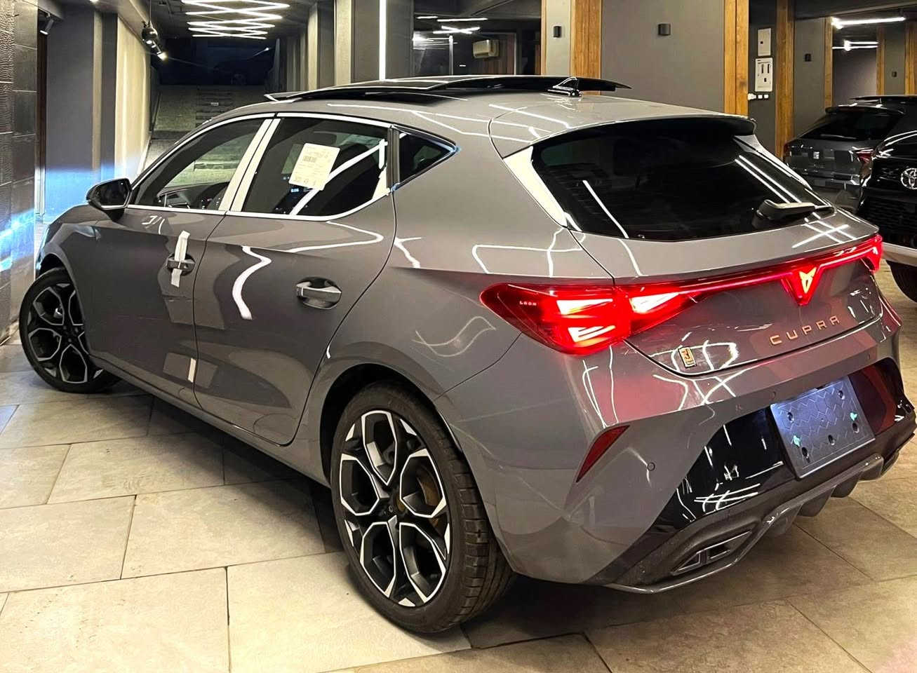 Cupra Leon 1400cc turbo TSI  / 2026

العربيه اسبانيه من شركة سيات
وكيل  زيرو لم ترخص
سقف بانوراما، مصابيح أمامية Matrix LED وجناح خلفي رياضي (Dark Pack)
-------------------------------------------

أوتوماتيك (Aisin) من 8 سرعات
5000 دورة في الدقيقة

معدل استهلاك للوقود يبلغ حوالي 5.6 لتر لكل 100 كم
-------------------------------------------
الأمان: وسائد هوائية (6 وسائد)،
 نظام فرامل ABS+EBD+ESP، 
حساسات ركن أمامية وخلفية، 
كاميرا خلفية
و كاميرات 360

-------------------------------------------
السلامة وأنظمة القيادة: مثبت سرعة تكيفي (ACC)، نظام مراقبة ضغط الإطارات، كاميرا متعددة الوظائف، ونظام البقاء في الحارة المرورية

-------------------------------------------
تكيف ومخارج شواحن خلفيه
جنوط 18 انش
سمعات Sennheiser
لون ناردو جراي فرش اسود

متاح قسط و كاش القاهرة, مصر


**إذا كنت صاحب هذا الإعلان وتريد حذفه لأي سبب، رجاءا أرسل رسالة إلى الدعم الفني**