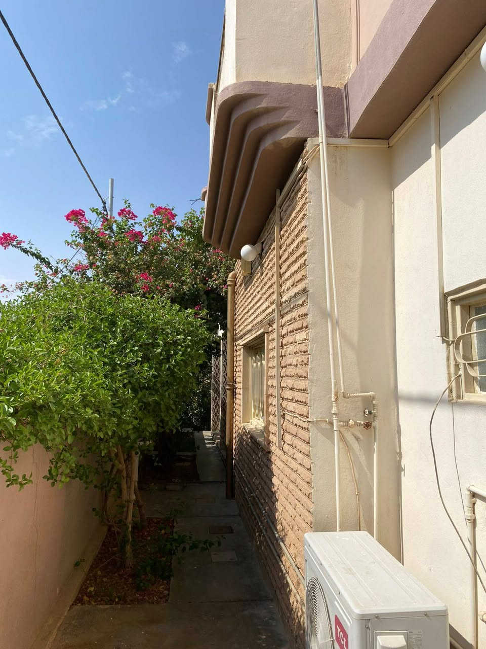 دار سكنية للبيع (حي المخابرات )
 400 متر مربع بناء درجة اولى طابقين 3 غرف نوم وديوانية وهول ومسلك ومطبخ وصحيات عدد 2 . الراغبين بالشراء الاتصال بمكتب سعيد الدوسري للعقار . هيت شارع المعارض مقابل مسجد بيت الحمد . ***********
