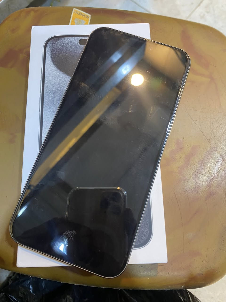 السلام عليكم
ايفون 15برو ماكس 
ذاكره 256
بطاريته 86
ماستر عربي شرق اوسط AA/A
الجهاز نضيف ومكفول 
كامل ملحقاته 
سعره مليون و٥٠ وبيه مجال بسيط 
*********** 
العنوان بصرة دور الشرطه
