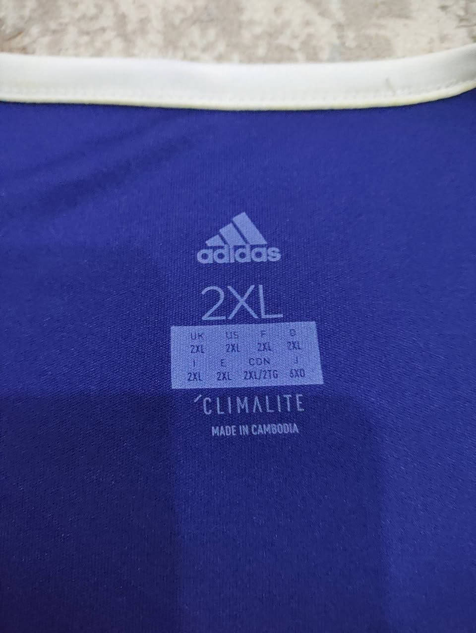 Adidas ✔️✔️ 
باله اوريجنال 💯💯 
النظافة 💯💯 
XXL القياس 
70cm عرض الصدر 
82cm الطول 
يتوفر توصيل لجميع محافظات العراق 🚙


**إذا كنت صاحب هذا الإعلان وتريد حذفه لأي سبب، رجاءا أرسل رسالة إلى الدعم الفني**