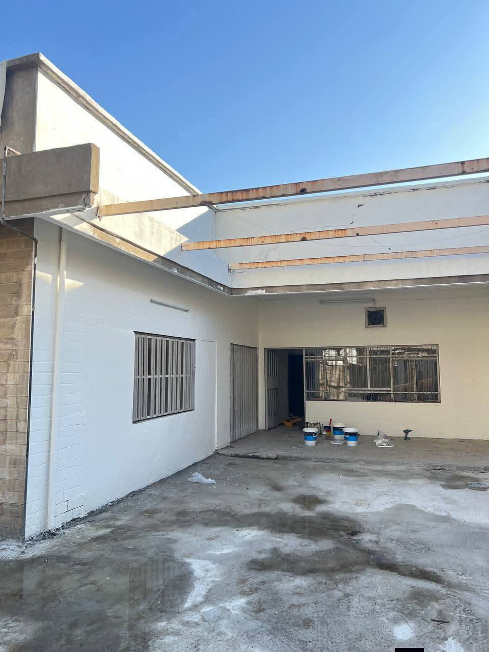 🏠 للإيجار – بيت مميز في موقع استراتيجي في حي الزنجيلي / الموصل

📍 الموقع: حي الزنجيلي – الجانب الأيمن – الموصل
📐 المساحة: 450 متر مربع
🛠️ الحالة: مرمم حديثاً – جاهز للسكن أو الاستخدام الفوري

---

✅ المواصفات:

🛏️ 4 غرف نوم واسعة ومريحة

🌳 حديقتان أمامية وخلفية تضيف جمالية وهواء نقي

🧱 تصميم مرتب وعملي يناسب العوائل الكبيرة أو الاستخدام كمقر إداري / سياسي / تجاري

🛣️ واجهة على الشارع العام – فرصة ممتازة للاستثمار أو النشاط المؤسسي

🏫 قريب من المدارس، الأسواق، والخدمات الحيوية

🧰 لا يحتاج أي ترميم إضافي – جاهز تماماً للسكن أو العمل

---

🌟 مميزات إضافية:

موقع استراتيجي في منطقة هادئة وآمنة

سهولة الوصول والمواصلات

مناسب كمقر:
✔️ سكني
✔️ مكتب شركة
✔️ منظمة
✔️ مقر سياسي

---

📞 للاستفسار والتواصل:

📱 آسيا: ‎0770 207 3589
📱 كورك: ‎0751 808 3889
