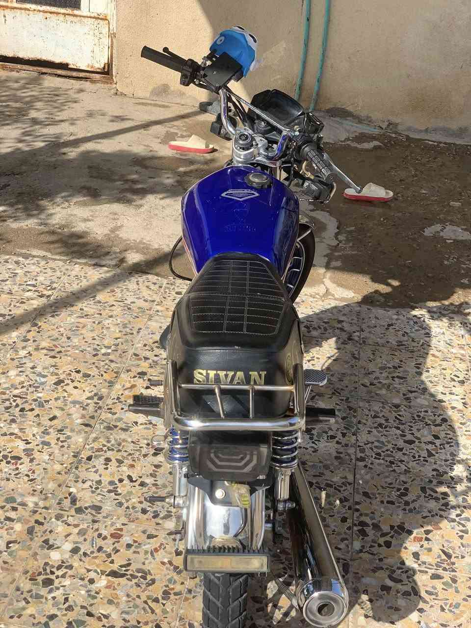 دراجه نوع سيفان موديل 2023 محرك مكفول دراجه حيل نضيفه ماشيه 4000 دراجه اجت وصل وضايع مني دراجه بعد احله من صور وكل شي ما عوزه وبعدهي جديده سعر 850 وبيه مجال رقم الهاتف ***********
