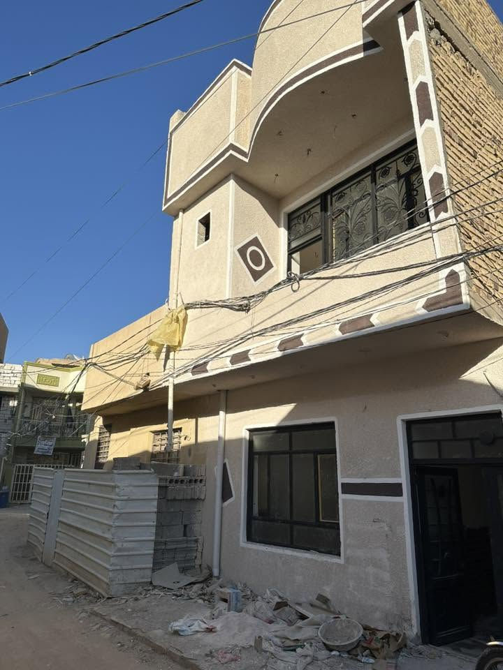 السلام عليكم بيت للبيع المساحه 55مترالمكان كربلاء كنطرت السلام مقابيل مجمع الواث يم حسن ابو الدهن الشري نتصال وبي خير وتدلل البيت بناه جديد توه طلع الخالفه الوقع حال مالته ٦٥متر هاذ رقمي ‭***********‬
