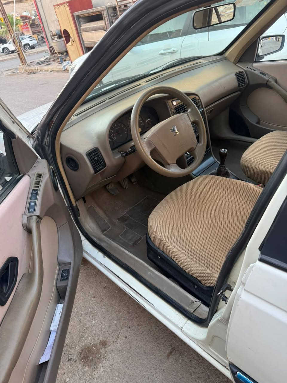السلام عليكم بيجو للبيع سياره مكفوله بيهه بس جاملغ بارد ولباقي مكفول كير محرك تبريد ثلج رقم بغداد مديل 2009 سعر 35 وبيهه مجال ***********
