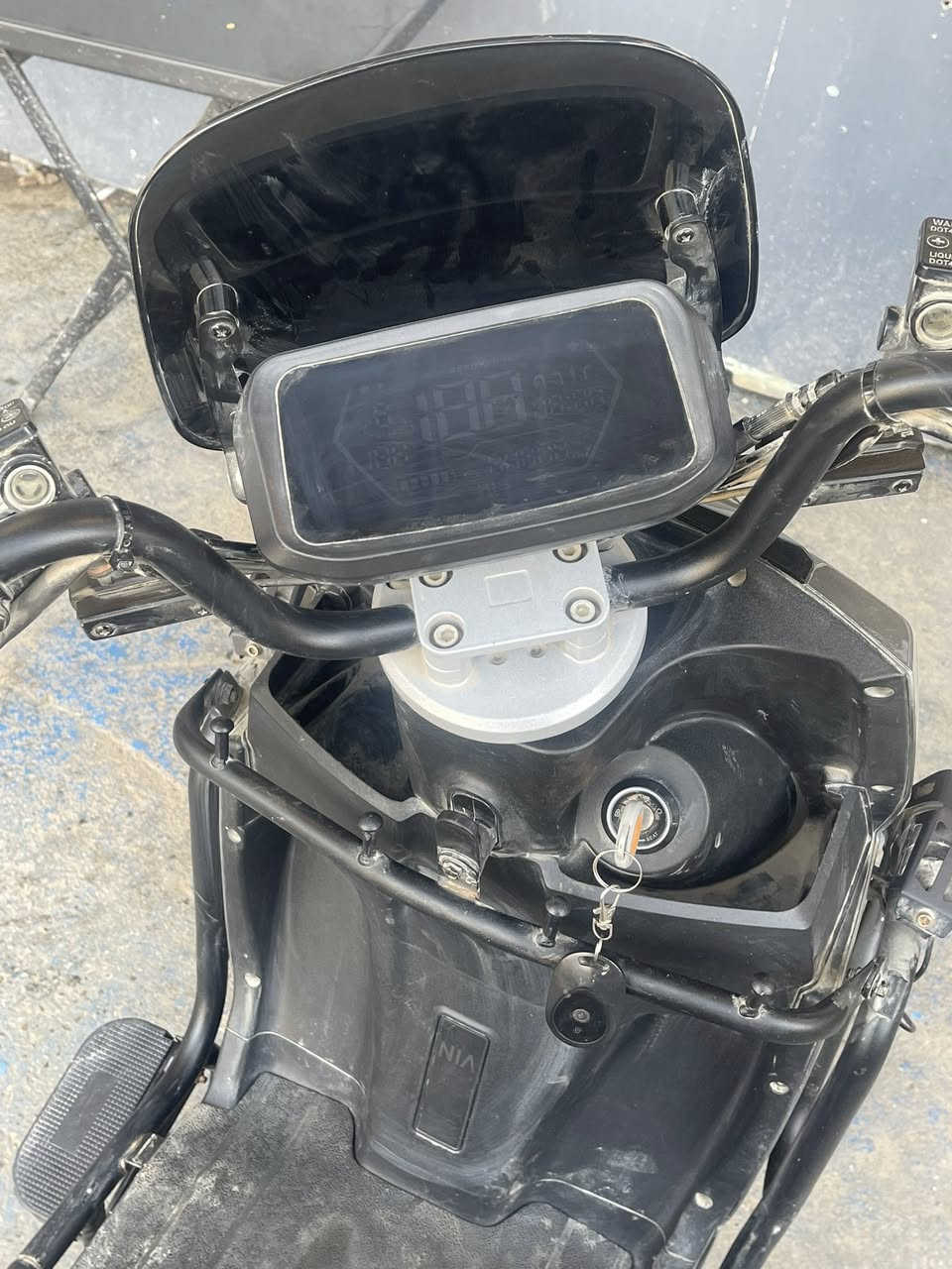 دراجه شحن للبيع صارلي 4اشهر مآخذها اطلع لشغل بيها من 11صبح لـ2بليل بس مجرد اروح وارجع مامتعوبه نضيفه تشوفها احلا من صوره 
كلشي شغال بيها مابيها اي نقص 
تشغيل بلوتوث 
لايت زنون عالي ناصي رماش 
دبل إشاره يمنه يسره 
تاير جديد 
سعر 775بيها مجال حك جيه وين متريد افحص مكاني بغداد ابو غريب رقمي ***********واتساب موجود خط موجود
