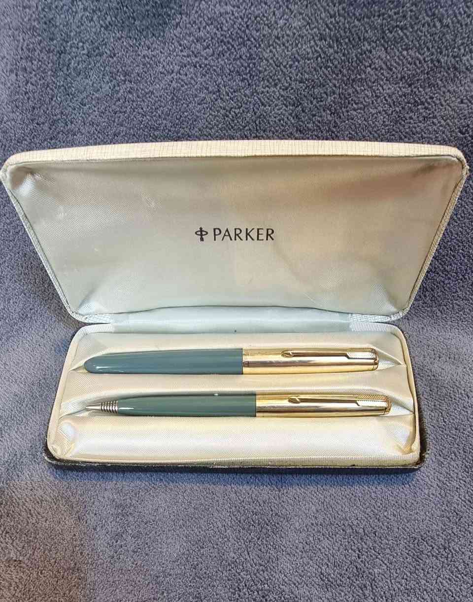 تحية طيبة  ،،،
#سيت_اقلام_باركر_51 PARKER  
             الصنع  : امريكي #اصلي  ، MADE IN USA  ، 
       #جديد غير مستخدم  ، إنتاج #قديم  ، بالعلبة #الأصلية  ، 
           حبر + رصاص  / تغليف #ذهب  ، GOLD Filled  ، 
                  سلاية مصنوعة من الذهب عيار  14K  ، 
                  لون #رمادي #لم_ولن_يتكرر نادر جدا  ، 
* السعر : 275$  ، 
* يوجد توصيل  . 

يوجد توصيل  .


**إذا كنت صاحب هذا الإعلان وتريد حذفه لأي سبب، رجاءا أرسل رسالة إلى الدعم الفني**