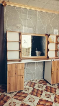 ميز حلاقة قطعتين تسكام جدا نضيف والحجم مناسب  لكل محلات الحلاقه سعره 2...