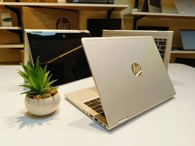 💻✨ HP ProBook x360 435 G7 – جهاز 2 في 1 احترافي للشغل والإبداع 🔥
لابتوب عملي جدًا 💼 يتحول لتابلت بلمسة واحدة، مناسب للشغل والتنقل والدراسة والإبداع 👌

⚙️ المواصفات:
🚀 المعالج: AMD Ryzen 7 4750U 💪 – أداء قوي جدًا في المهام المتعددةجيل ١١
🧠 الرام: 16GB DDR4 ⚡ – تشغيل برامج كتير بدون تهنيج
💾 التخزين: 256 Giga SSD 🚀 – سرعة إقلاع وفتح ملفات في ثواني
🖥️ الشاشة: 13.3 بوصة FHD تعمل باللمس 📱 (1920×1080)
🎮 كارت الشاشة: AMD Radeon Vega Graphics 🎬

✨ المميزات:
💎 تصميم ألومنيوم أنيق ومتين
🔄 شاشة 360° تتحول لتابلت بسهولة
⌨️ كيبورد بإضاءة خلفية مريح للشغل الليلي
🔐 قارئ بصمات للأمان
📷 كاميرا HD للاجتماعات
📡 Wi-Fi 6 + Bluetooth 5.0 اتصال سريع وثابت

🎯 مناسب لـ:
💼 رجال الأعمال – أداء قوي لكل المهام
🎨 المبدعين – تصميم + كتابة + لمس سهل
🎓 الطلاب – خفيف، عملي، وبطارية تدوم

🔋 بطارية تدوم لساعات من الاستخدام 🔥

🚚 شحن لجميع المحافظات + معاينة قبل الاستلام


**إذا كنت صاحب هذا الإعلان وتريد حذفه لأي سبب، رجاءا أرسل رسالة إلى الدعم الفني**