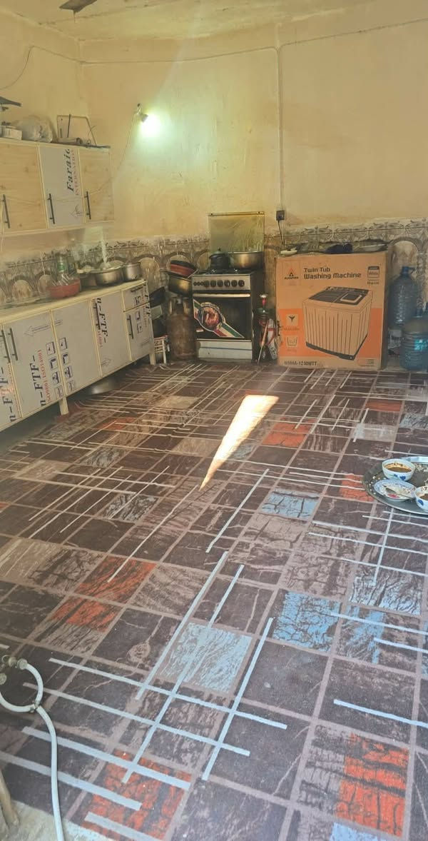 بيت عدال معالي بنزلت الغاز البيت يتكون من اغرف3 وهول اومطبخ اوبراني اوصحيات اوطارمه جبير المساحة 200متر البناء بلوك  اوبي كافت الخدمات اومدارس قريبه الجهد الهندسي جاي يشتغل بلشارع التبليط بلباب مشمول بلطابو زراعي مكاتبه عوزه بس الواجهيه يرادله لباخ االداخل كله سيراميك ب17قفل ***********
