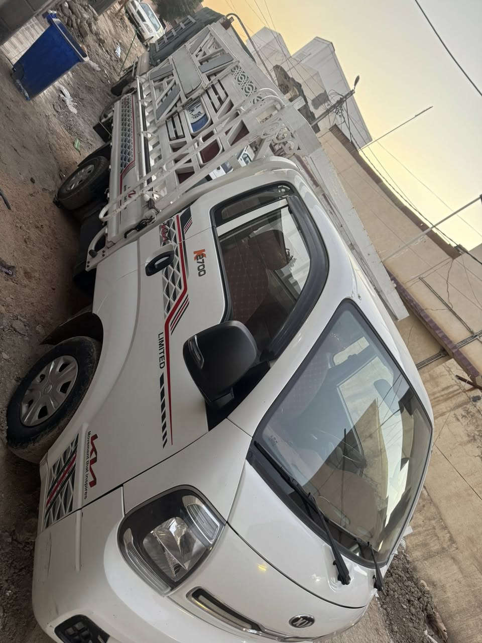 السلام عليكم كيا للبيع موديل 2022 ماشية 100 الف سيارة نضيفة ترايها جديد السعر 138 ورقة مع المحجر 141 رقم صاحب السيارة ***********
