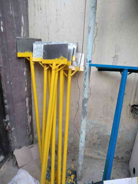 متوفر قاشطة الطين وجرافة الاسمنت كميات للبيع لاصحاب المحلات  بابل حي الامام علي ***********
