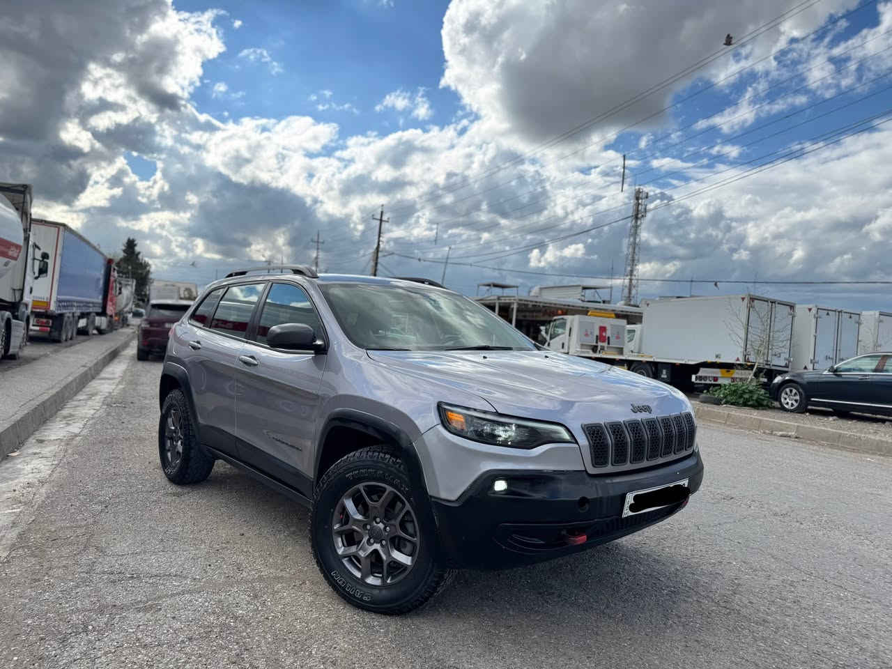 Jeep cherokee trail hawk 2019
فول مواصفات 
6 سلندر 3.200
4*4 فور ويل نضام 5 مود
بةسمة شةغال 
شاشة كبير حاسة كاميرا 
رادار
لايتات زينون 
ماشى 60,000 
كوشنات كارةباى جلد 
جاملغ بابين تبديل بيلادى نفس لون
بدون ارباگ بدون دواخل شرط فحس
محرك گير ما مفتوح كل شرط سيارة جاهز
عنوان اربيل
سعر 149
***********
