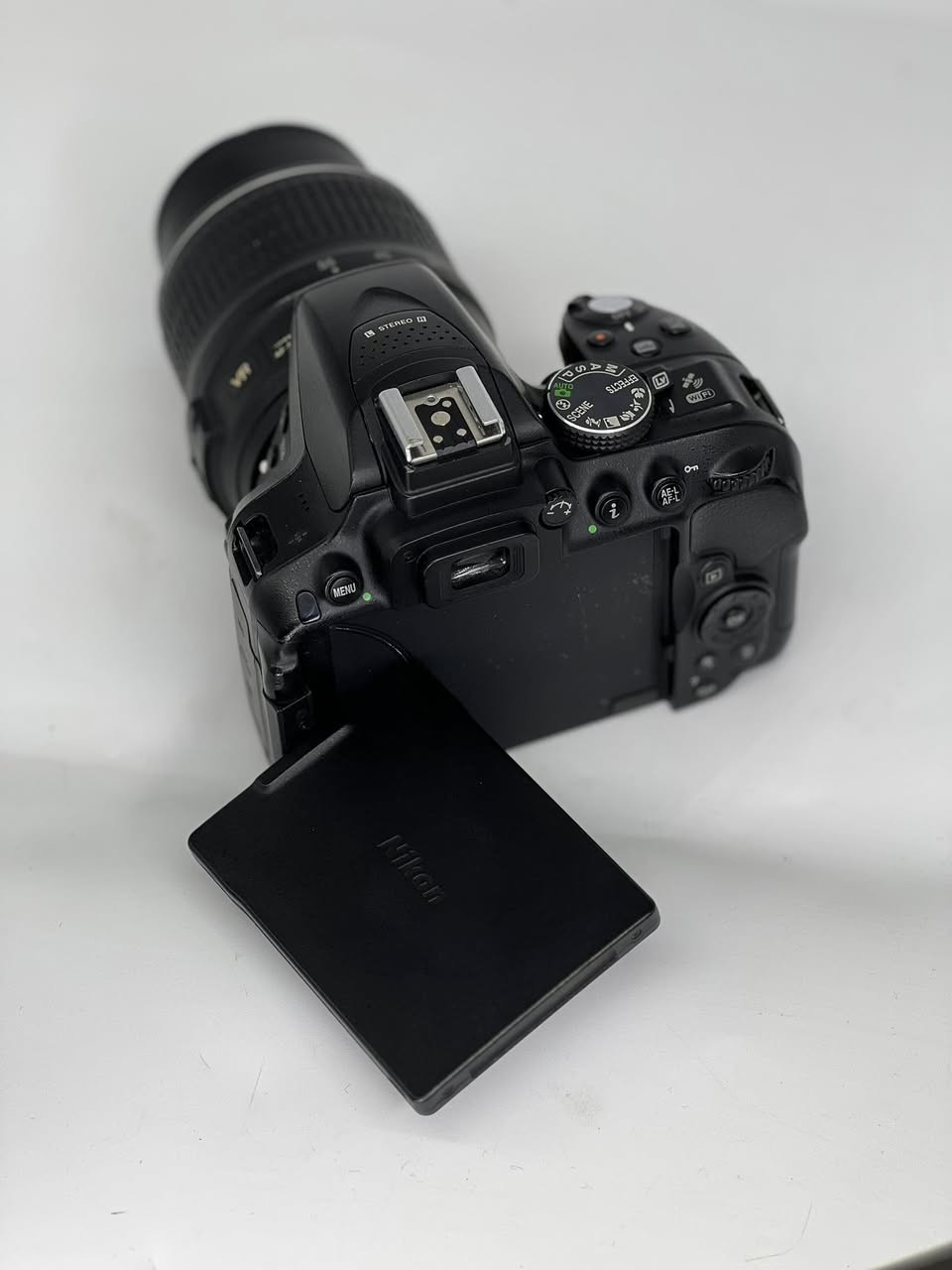 كأمره نيكون  (💣 ✨5300D 📸💣) نضافه 99/100 كامل ملحقات
شاشه قلابه 360 درجه📸
1- رام 32✅
2- حقيبه✅
3- حزام كتف✅
4- شاحنه اصليه ✅
5 بطاريه اصليه ✅ 
6- كيبل نقل صور ✅
يوجد توصيل كل العراق 🚚 السعر (⬅️345➡️) 
 ***********
