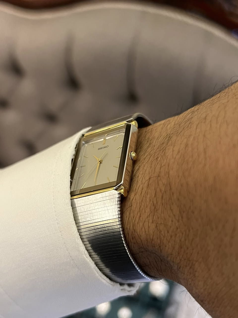 ساعة SEIKO رجالية أنيقة بتصميم كلاسيك فخم ✨
• الموديل: 5P31-5480.
🔹 القطر: 24*28
🔹 المحرك (Movement): ماكينة سيكو الأصلية المزودة ب 3 أحجار 
🔹 التصميم: مستطيل كلاسيكي راقي
🔹 لون الميناء: فضي نظيف مع مؤشرات ذهبية
🔹 الهيكل: مزيج أنيق من الفضة والذهب (Base Metal) مع غطاء خلفي من .(St. Steel Back) الفولاذ المقاوم للصدأ
🔹 السوار: ستيل مدمج بتصميم فنتج مميز ومريح
🔹 الحالة: نظيفة جداً وتعمل بكفاءة عالية 
• الرقم التسلسلي: 897945.
 📜حكاية الساعة:
هذه الساعة ليست مجرد أداة لمعرفة الوقت, بل هي قطعة تاريخية. تحمل نقشاً يابانياً في الخلف ""، وهي جائزة تقديرية لخدمة مدتها 10 سنوات في شركة يابانية، مما يجعلها قطعة نادرة (Collectable Item)
وقليلة التواجد بهذا الوضع.
🔸للمزيد من التفاصيل يرجى التواصل خاص🔻


**إذا كنت صاحب هذا الإعلان وتريد حذفه لأي سبب، رجاءا أرسل رسالة إلى الدعم الفني**